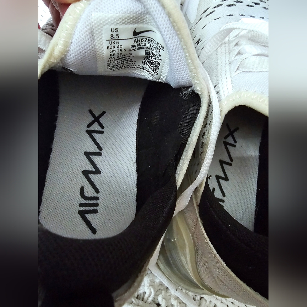 Nike Women's Air Max 270 Shoes - Picture 3 of 7